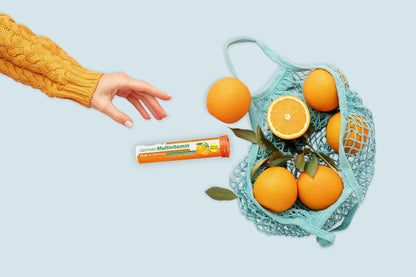 Concepto visual de tuberia vitamínica con frutas.