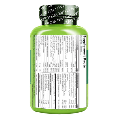 Corazón de manos sosteniendo las vitaminas NATURELO