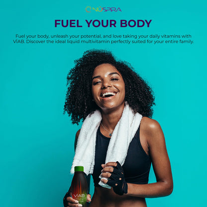 deportista con botella de VĪAB NüSpira multivitamínico