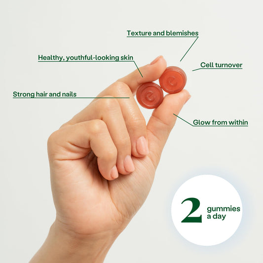 Dos gomitas de retinol sostenidas en una mano