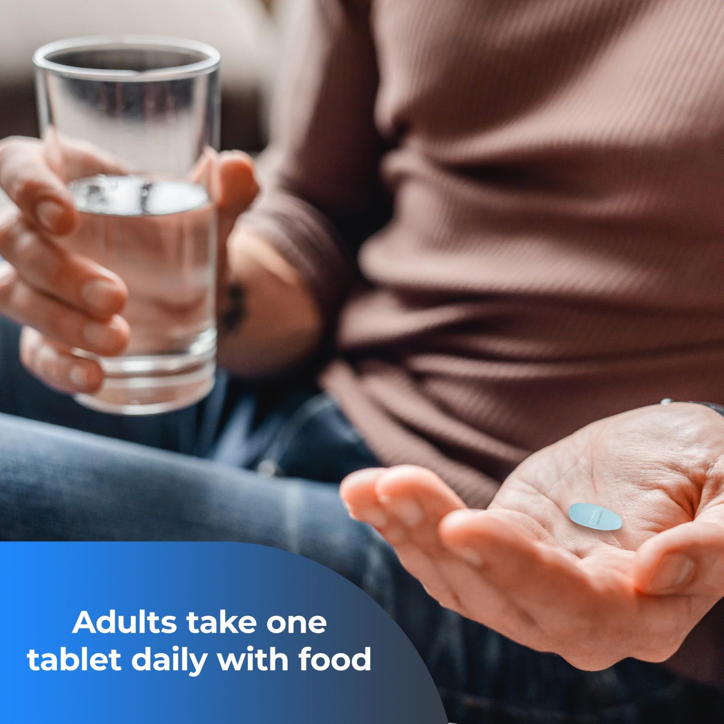 Dosis diaria del ONE A DAY multivitamínico hombres 50+ con agua y alimento.