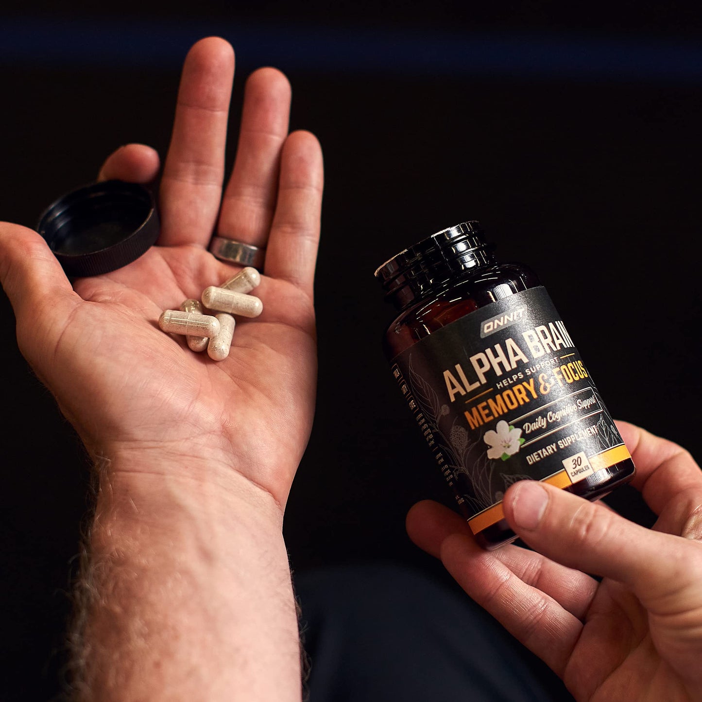 Envase ONNIT Alpha Brain con ingredientes para función cognitiva