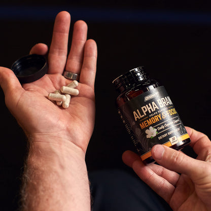 Envase ONNIT Alpha Brain con ingredientes para función cognitiva