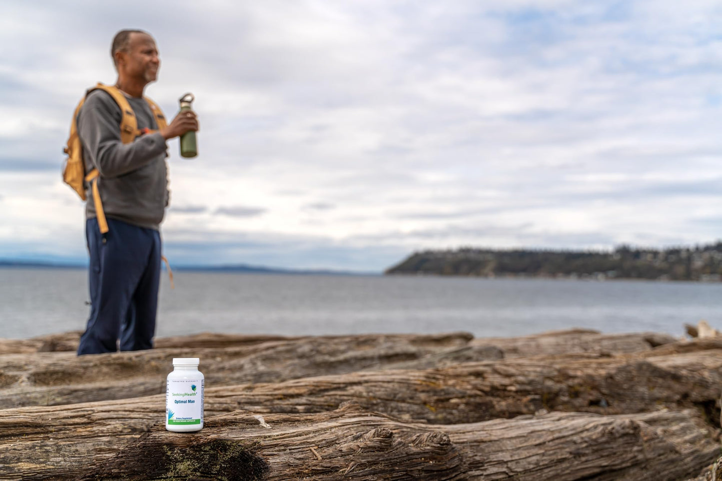 Escena de playa con multivitamínico Seeking Health