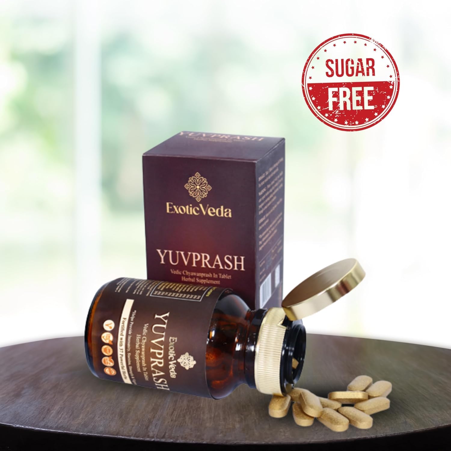 Envase abierto de tabletas YuvPrash sobre mesa de madera.