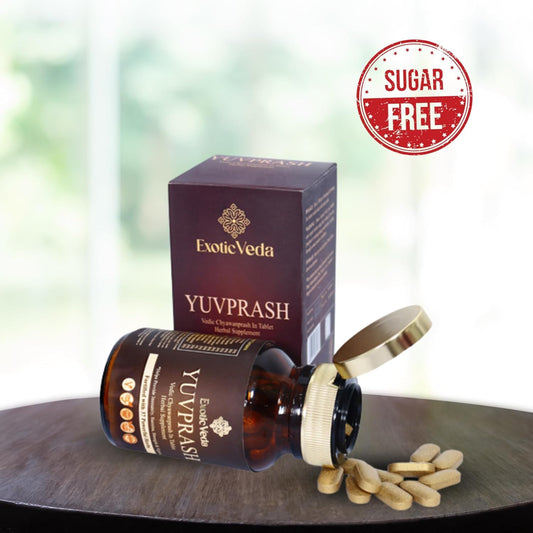 Envase abierto de tabletas YuvPrash sobre mesa de madera.
