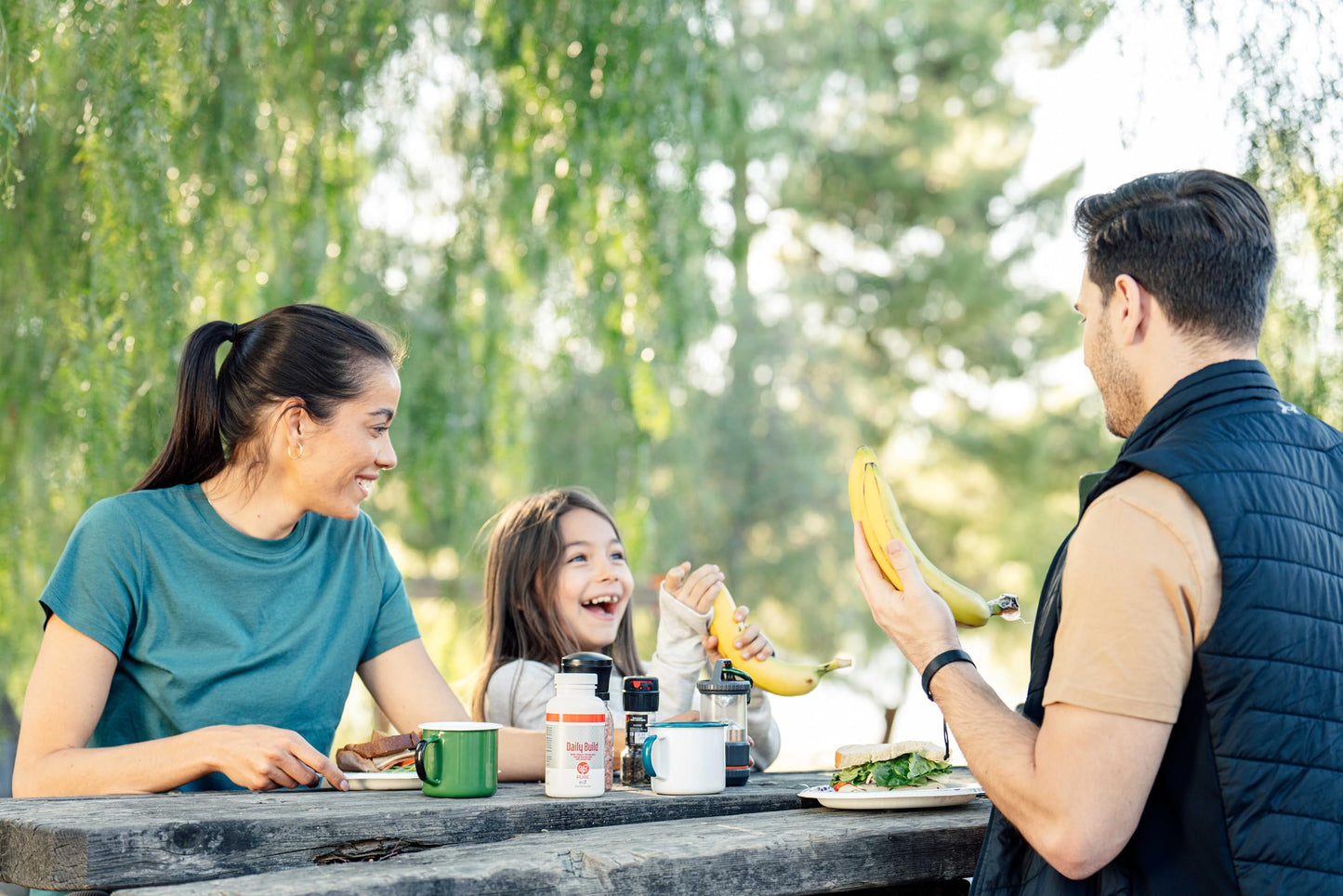 Familia disfrutando al aire libre con PURE Daily Build multivitamínico