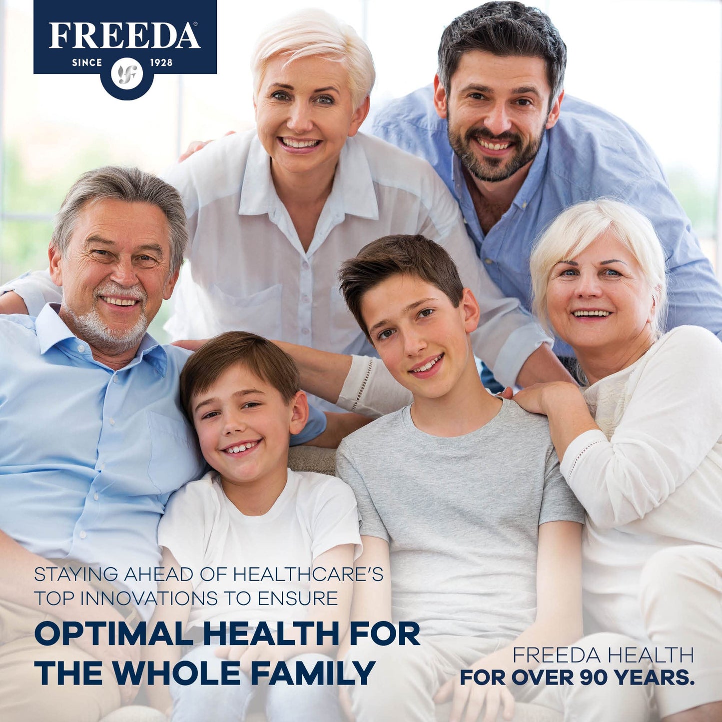 Familia feliz con FREEDA Quintabs-M en el fondo