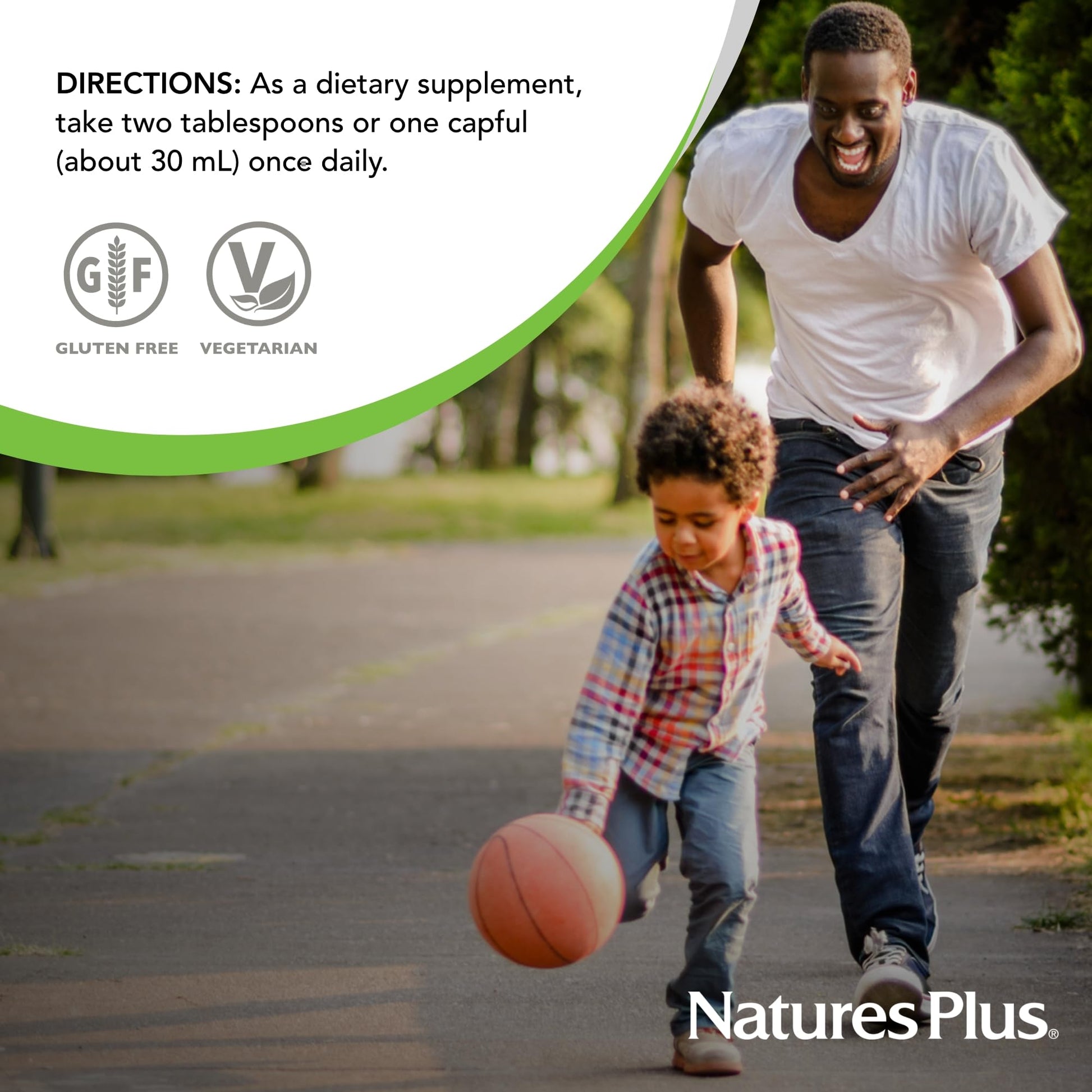 Familia jugando mientras usa el multivitamínico líquido Natures Plus