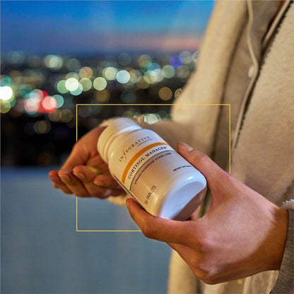 Frasco con etiqueta sobre fondo blanco