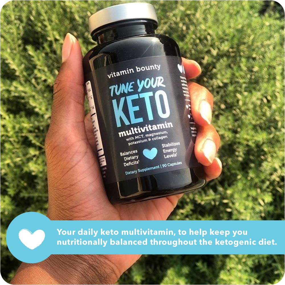 Frasco en mano multivitamínico keto bajo luz natural