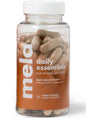 Frasco de multivitaminas Mela Daily Essentials para mujeres melanadas.