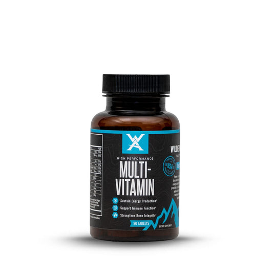 Frasco de multivitamínico Wilderness Athlete sobre fondo blanco