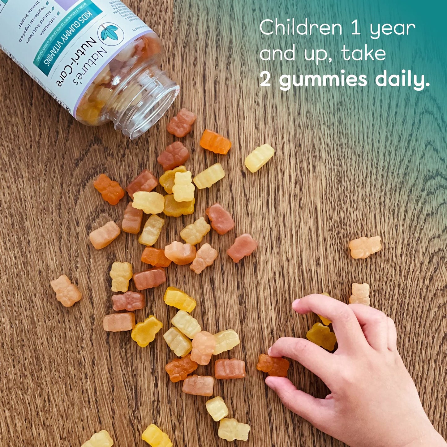 Frutas y vitaminas en goma para niños en una tabla de madera