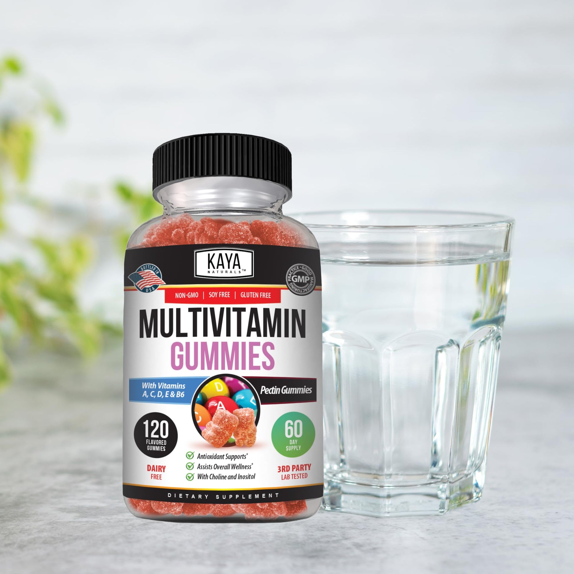 Gomitas multivitamínicas junto a un vaso de agua