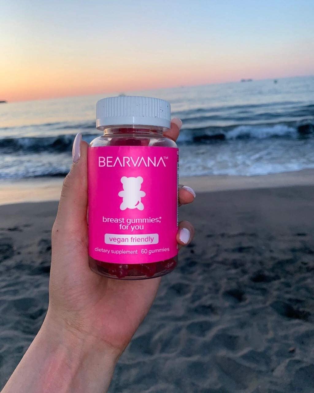 Gomitas BEARVANA en la playa al atardecer.