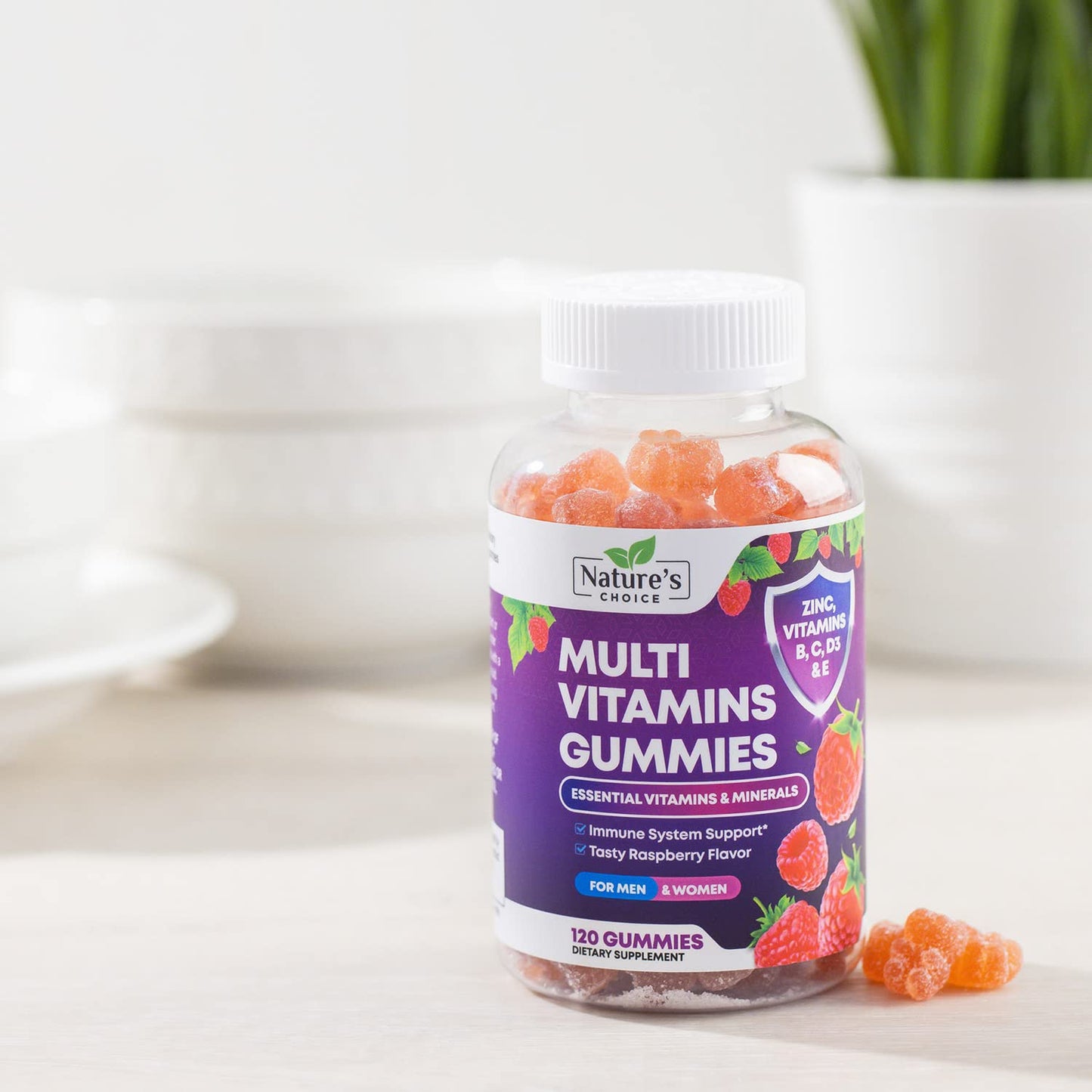 Gomitas multivitamínicas Nature's Choice sobre mesa con accesorios.