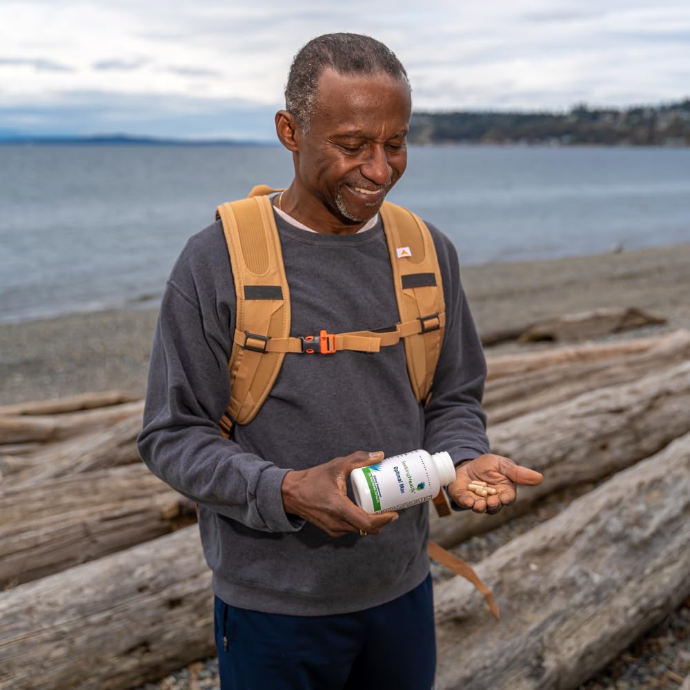 Hombre al aire libre con envase de Seeking Health multivitamínico