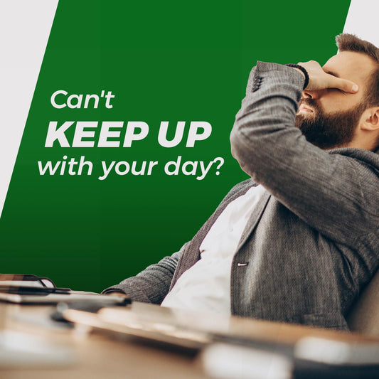 Hombre cansado en oficina buscando energía