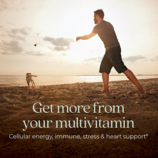 Hombre disfrutando multivitamínico en la playa