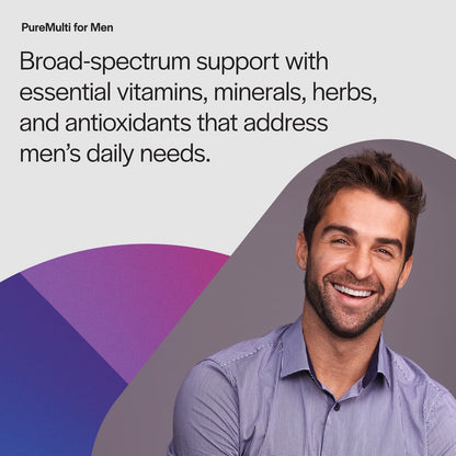 Hombre feliz tomando vitaminas PureFormulas PureMulti para hombres.
