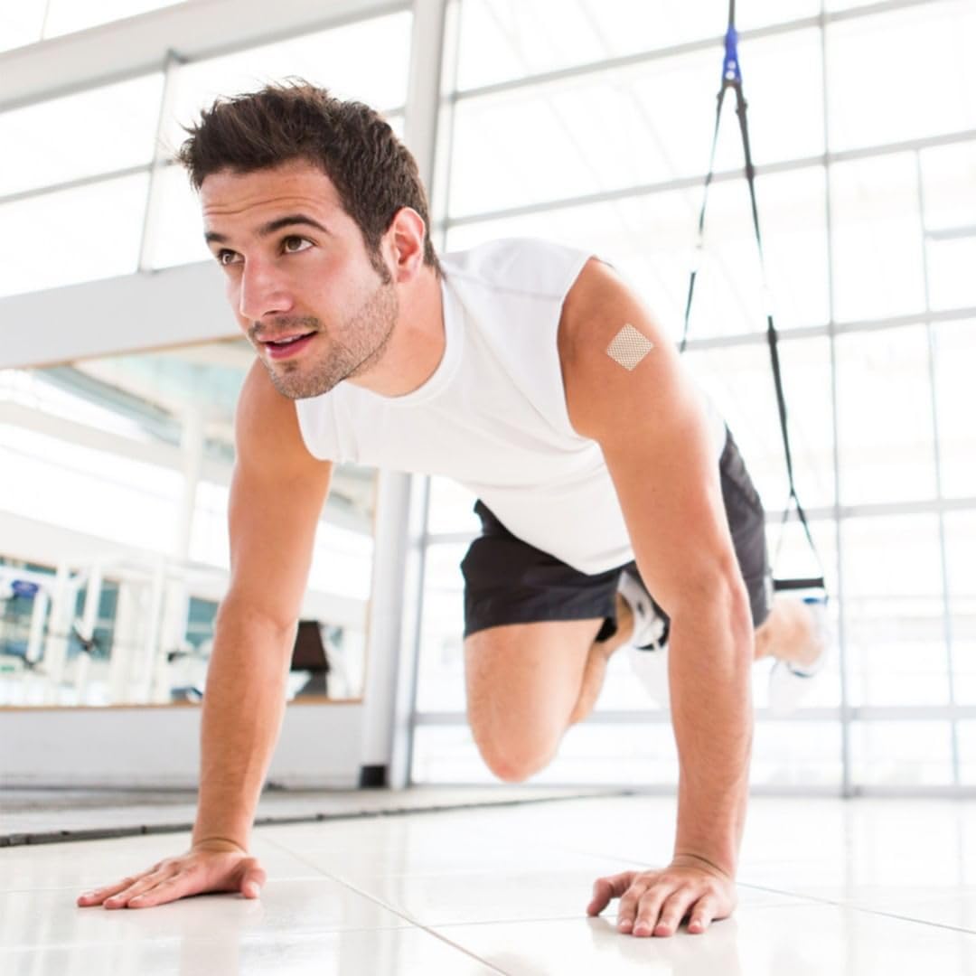 Hombre en gimnasio usando parches NAD Plus