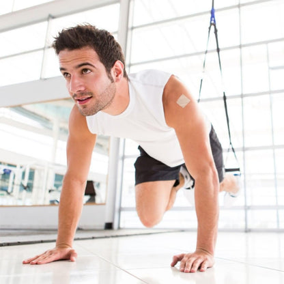 Hombre en gimnasio usando parches NAD Plus