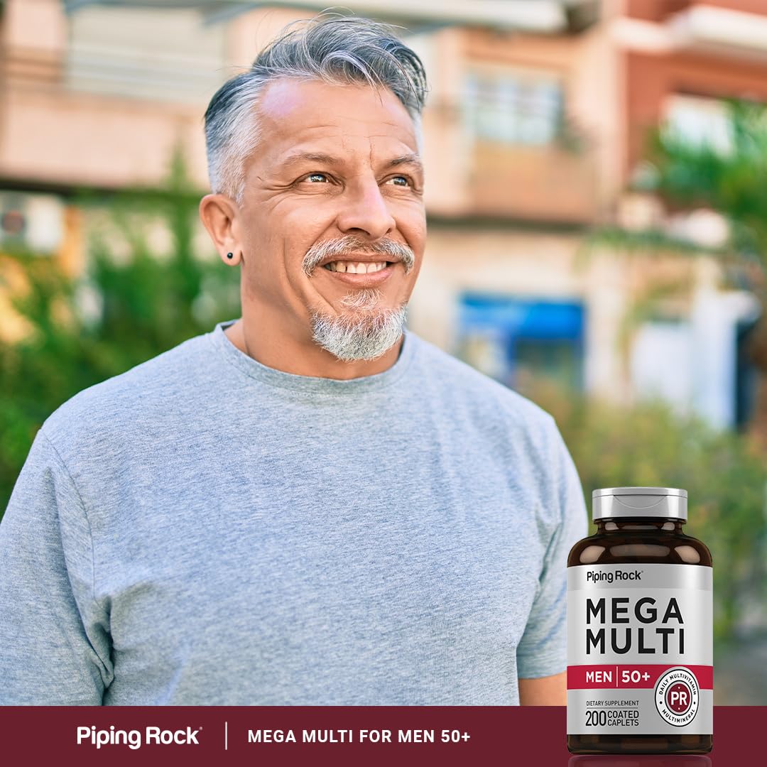 Hombre maduro sonriendo con multivitamínico Piping Rock