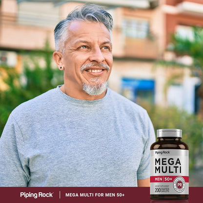 Hombre maduro sonriendo con multivitamínico Piping Rock