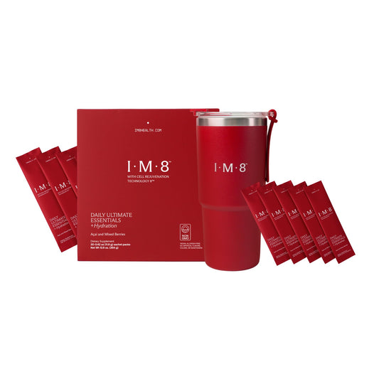 IM8 suplemento multivitamínico con vaso rojo y sobres de viaje