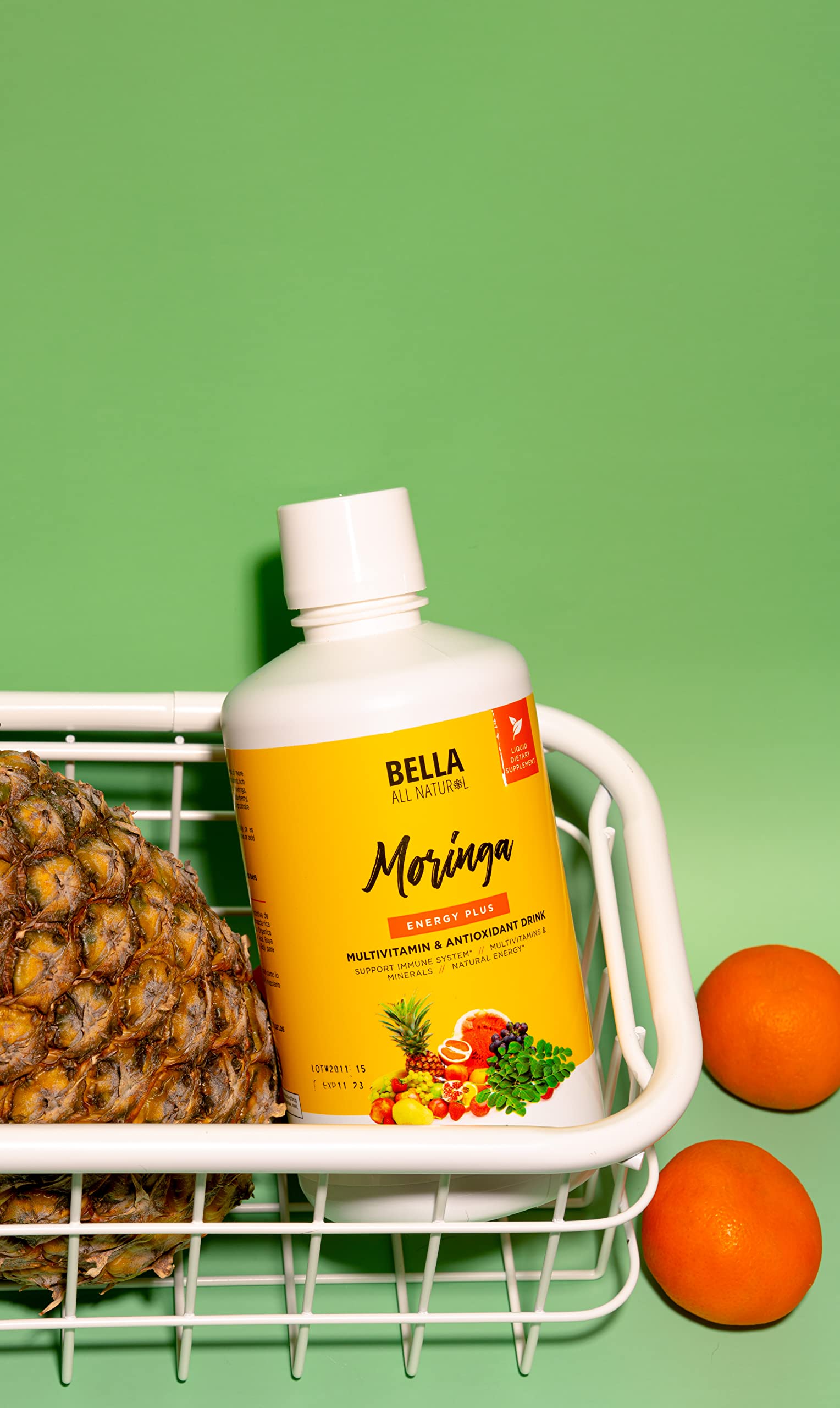 Jugo Moringa Bella All Natural en cesta blanca con piña