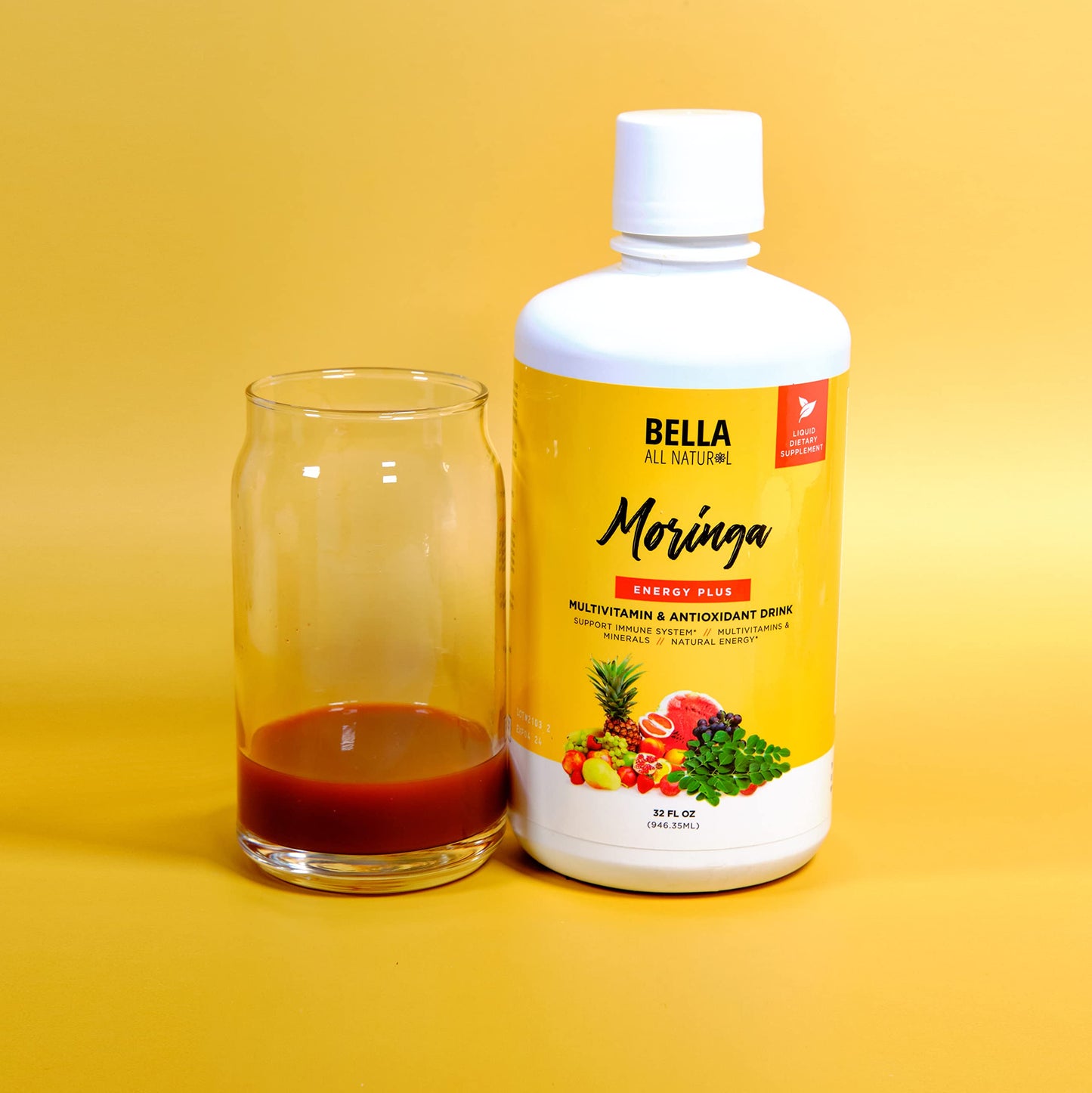 Jugo de Moringa Bella con vaso servido