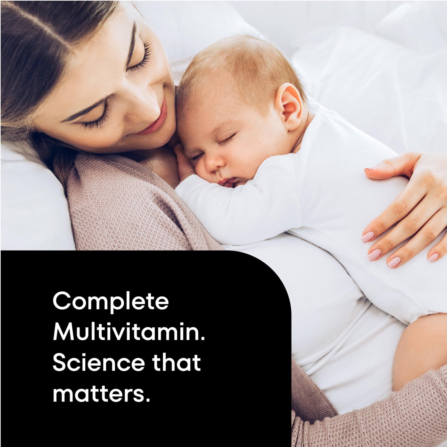 Madre sosteniendo a su bebé describiendo el multivitamínico como completo.