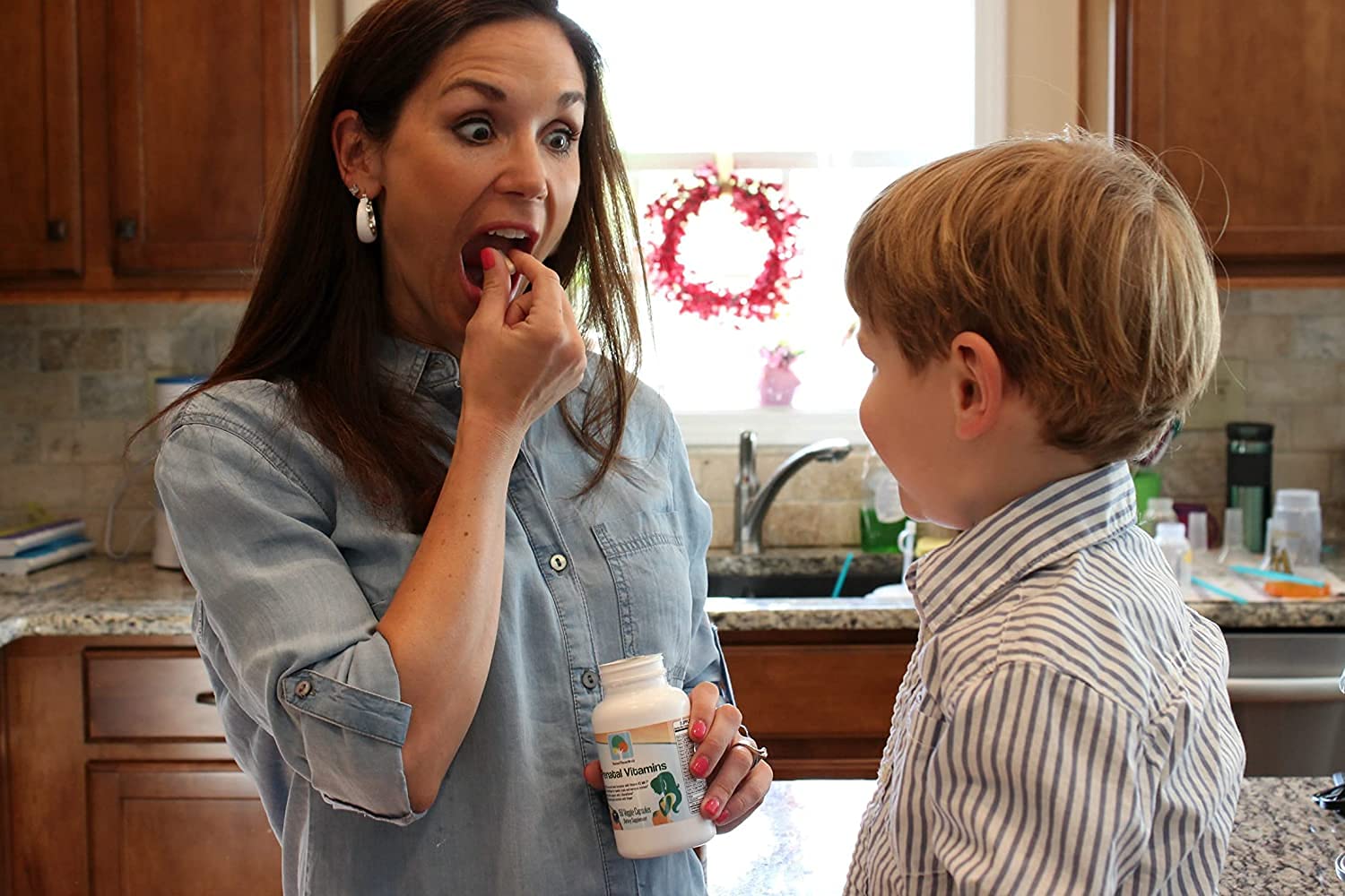 Madre y niño con vitaminas, confía en Raise Them Well.
