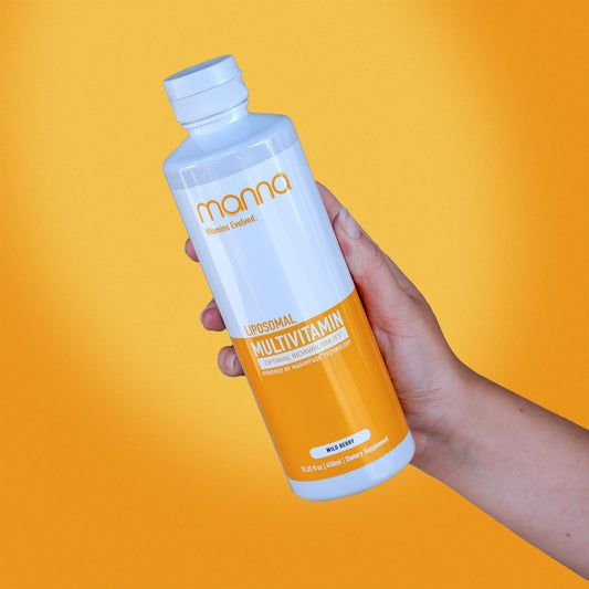 Manna multivitamínico liposomal botella y mano