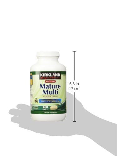 Mano sosteniendo Kirkland Signature Adult 50+ multivitaminas.