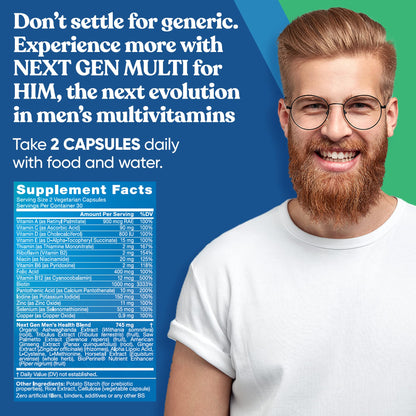 Mano sujetando cápsulas multivitamínicas.