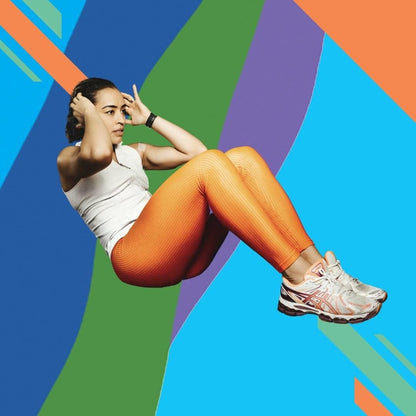 Mujer haciendo abdominales con parche XLPATCH.
