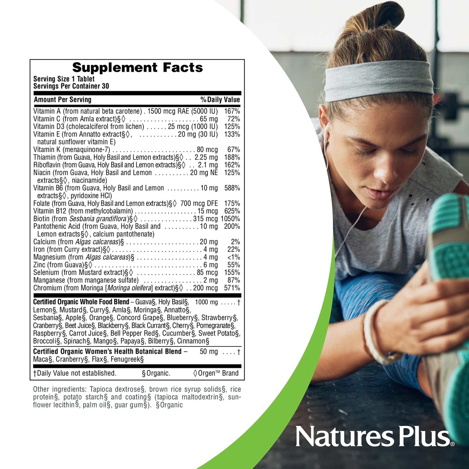Mujer activa consumiendo multivitaminas NaturesPlus.