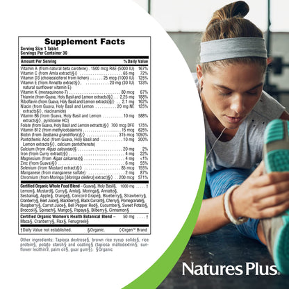 Mujer activa consumiendo multivitaminas NaturesPlus.