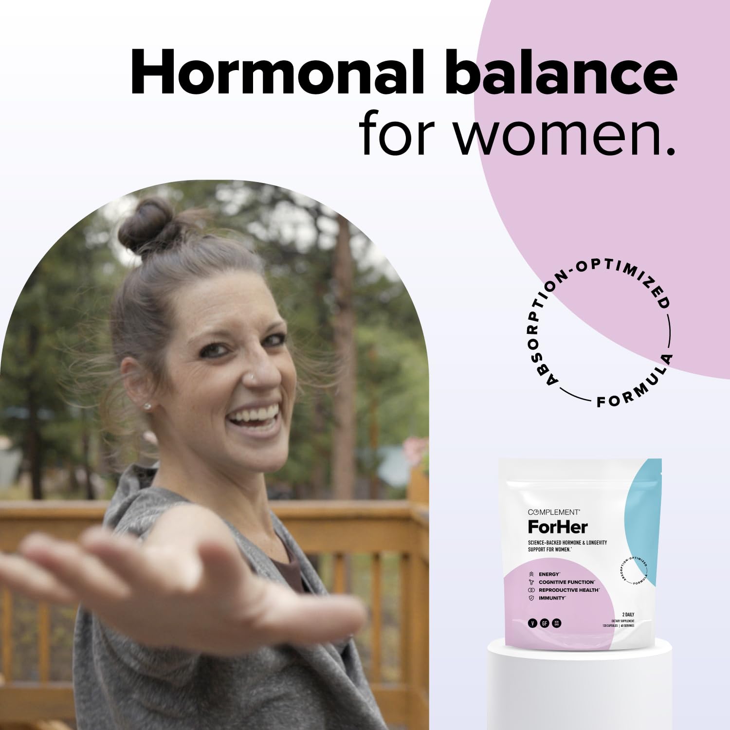 mujer con capsulas de Complement ForHer en ambiente natural
