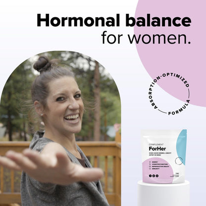 mujer con capsulas de Complement ForHer en ambiente natural