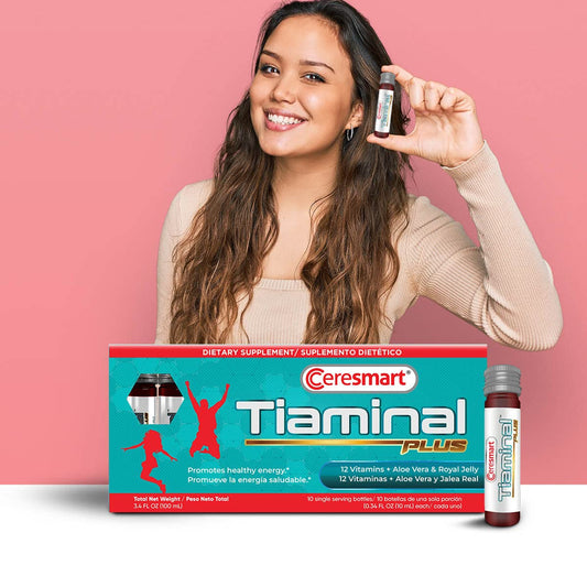 Mujer sosteniendo Ceresmart Tiaminal Plus con fondo rosa