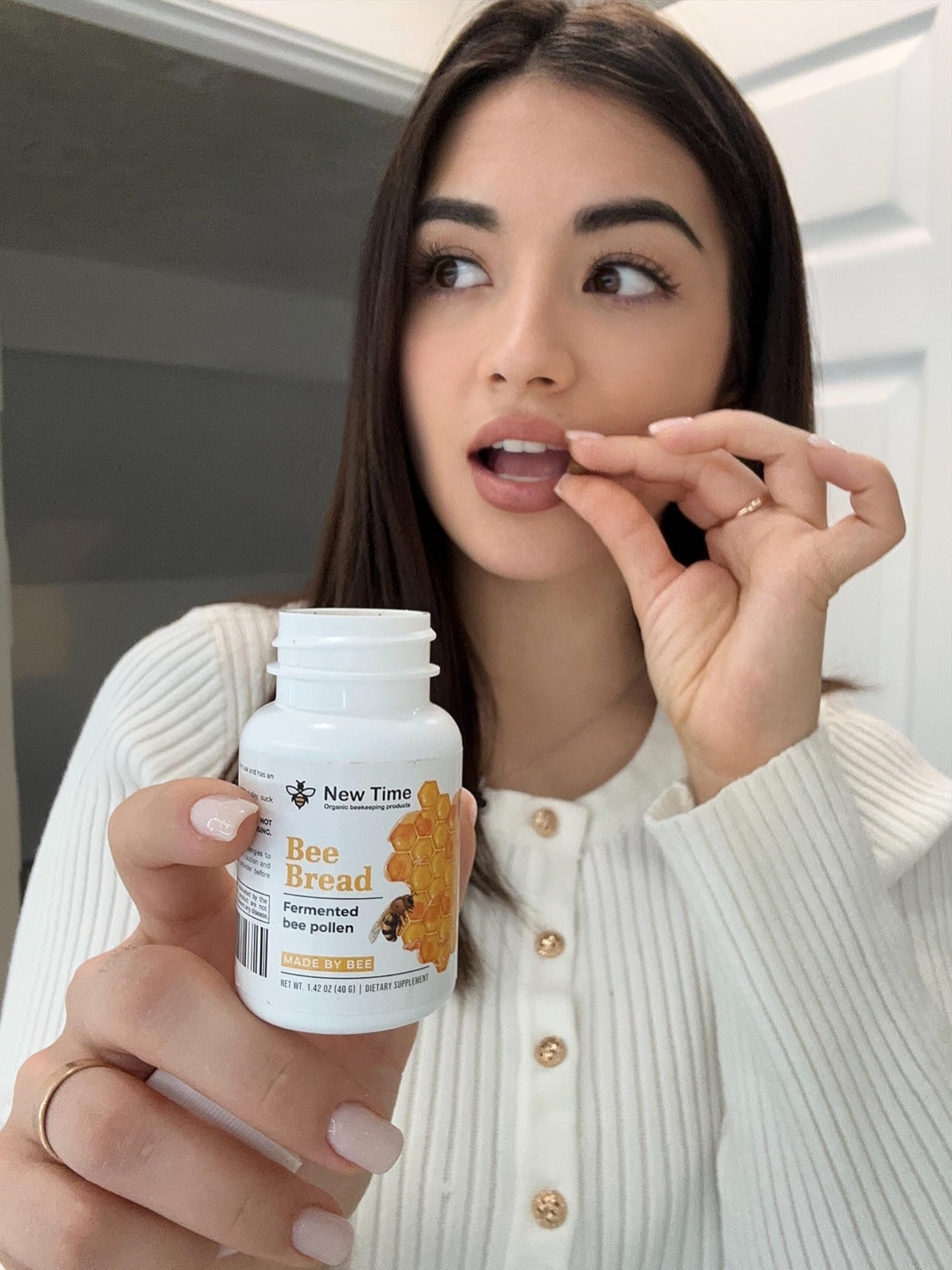 Mujer consumiendo pan de abeja
