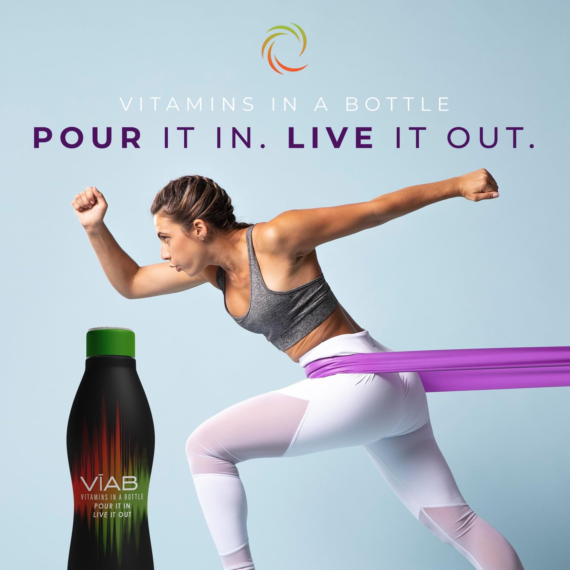 mujer corriendo con botella de VĪAB NüSpira multivitamínico