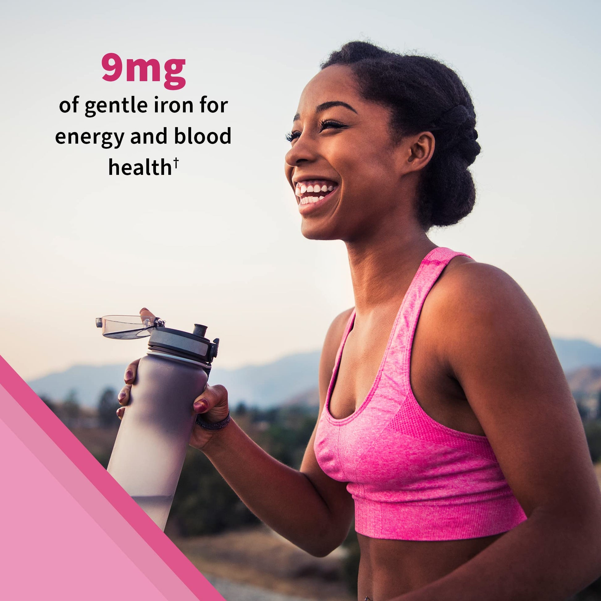 Mujer deportiva sonriendo con botella de agua, texto sobre hierro suave