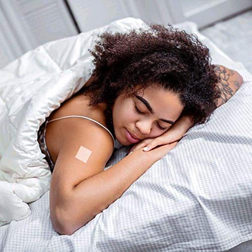 Mujer durmiendo con parche Multi Plus en el brazo
