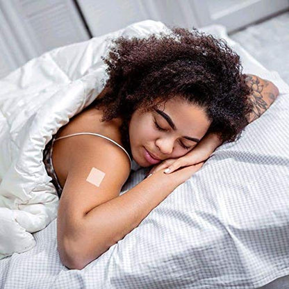 Mujer durmiendo con parche Multi Plus en el brazo