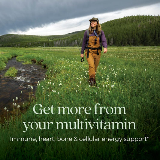 Mujer caminando en la naturaleza con multivitaminas de fondo