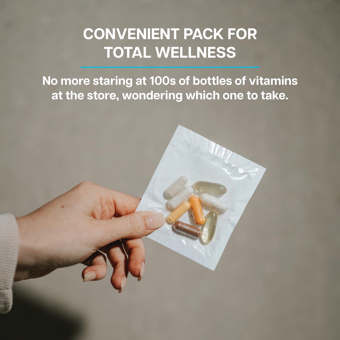Mujer mostrando paquete de vitaminas para viajar Revive